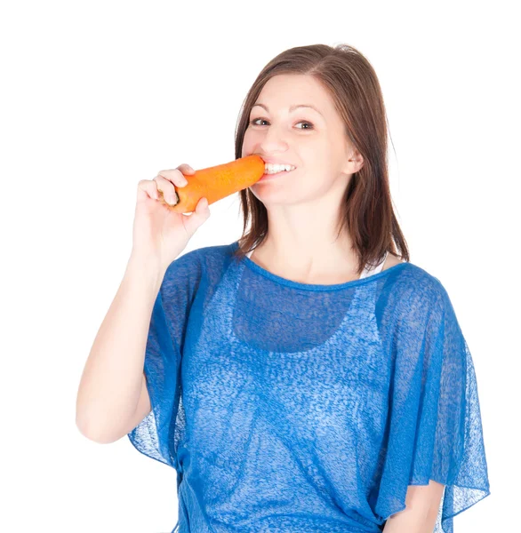 Портрет веселой женщины, поедающей морковь, на белом фоне — стоковое фото