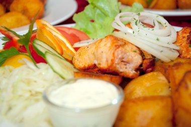 ızgara tavuk biftek, patates ve sebze pişmiş