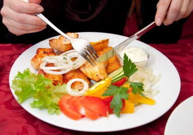 bir çatal bıçakla pişmiş patates ve sebze, ızgara tavuk biftek