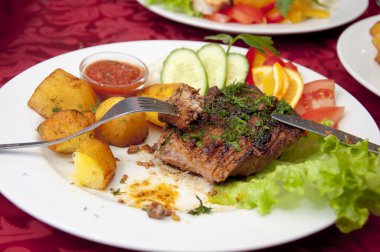 ızgara biftek, patates ve sebze çatal ve bıçak