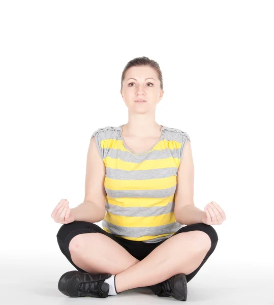 Jovem fazendo exercícios de fitness isolados no fundo branco — Fotografia de Stock