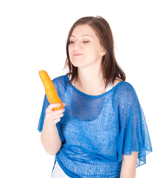 Портрет веселой женщины, поедающей морковь, на белом фоне — стоковое фото
