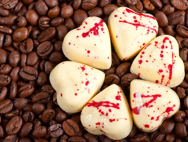 Kaffeebohnen und weiße Schokolade Herzbonbons — Stockfoto