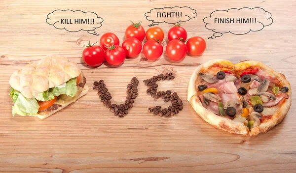 Smakelijke hamburger en de pizza. vesrsus. VS. en sommige tomaten — Stockfoto