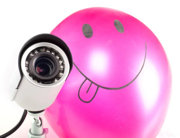 Dia & Noite Câmera de vídeo de vigilância colorida e bola de ar sorridente isolada no fundo branco . — Fotografia de Stock