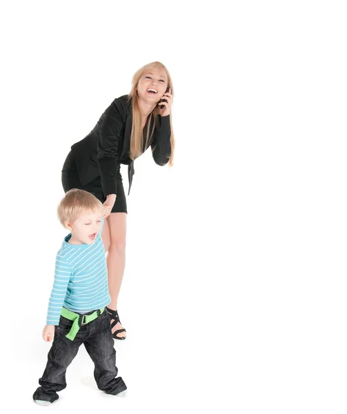 Jonge zakenvrouw spreken via telefoon en haar zoon op witte achtergrond — Stockfoto