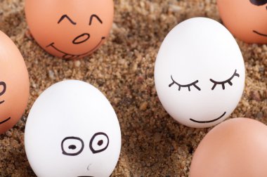 grup gülümseyen komik deli bir kum üzerine yumurta