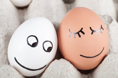 iki komik gülen yumurta bir paket içinde