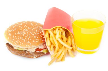 Kahvaltı Seti: portakal suyu, hamburger ve patates kızartması beyaz zemin üzerine izole.
