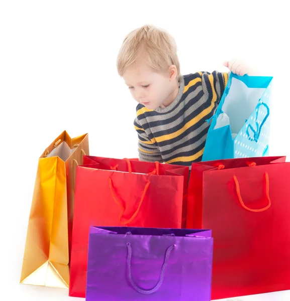 Atractivo chico con bolsas de compras — Foto de Stock