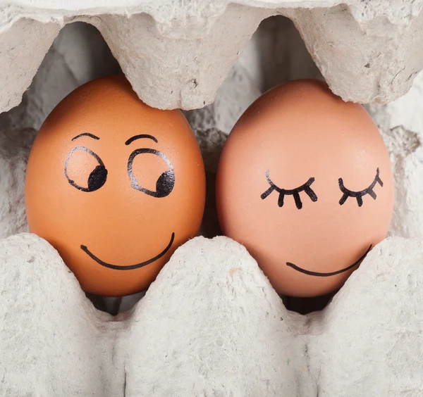 Dos huevos sonrientes divertidos en un paquete — Foto de Stock