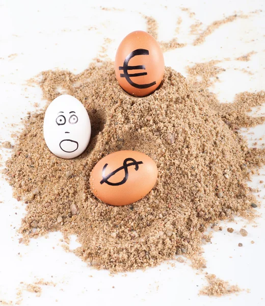 Dollarand 유로와 큰 흰 계란의 이미지는 모래에 표지판 — 스톡 사진