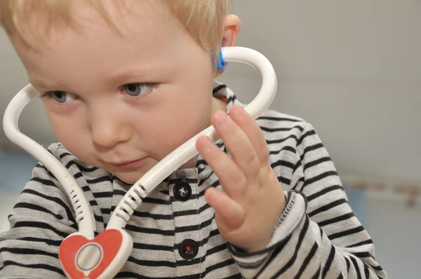 Weinig jonge jongen arts — Stockfoto