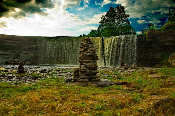 Pyramide eines Steins auf einem Wasserfallhintergrund — Stockfoto