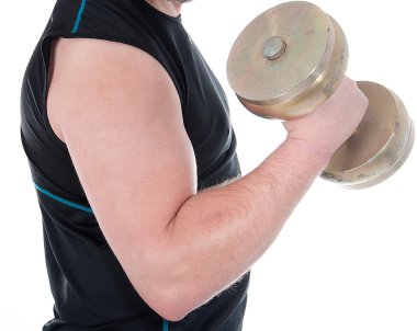 dumbbell beyaz arka plan ile egzersiz yaparak sağlıklı genç adam.