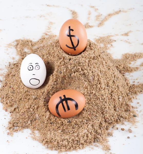 Image de gros œufs blancs avec des signes dollarand euro sur un sable — Photo