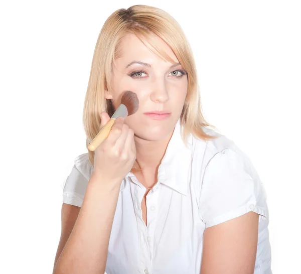 Vrouw make-up poeder toe te passen op witte achtergrond — Stockfoto