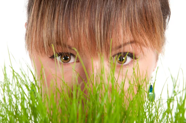 Schöne Frau hält Osterkorb mit grünem Gras — Stockfoto