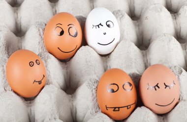 komik bir paket içinde yumurta gülümseyen bir grup