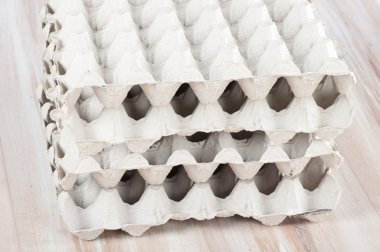 ahşap zemin üzerinde arka plan olarak yumurta paketi