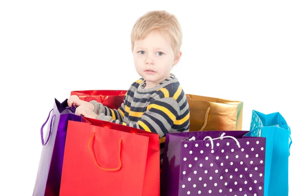 Aantrekkelijke jongen met shopping tassen — Stockfoto