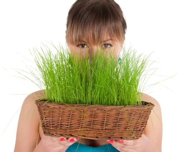 Bela mulher segurando cesta de Páscoa com grama verde — Fotografia de Stock