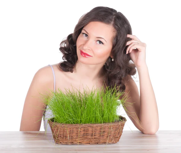 Schöne Frau mit Osterkorb mit grünem Gras — Stockfoto