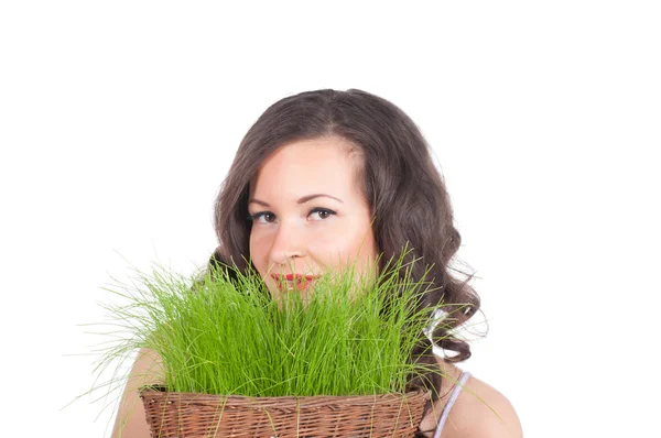 Schöne Frau mit Osterkorb mit grünem Gras — Stockfoto