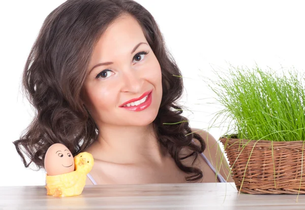 Hermosa mujer con cesta de Pascua con hierba verde, pollo y huevo sonriente —  Fotos de Stock