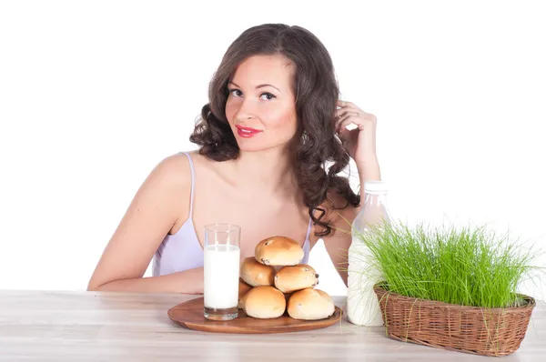 Bela mulher com leite, pão e cesta de Páscoa de grama — Fotografia de Stock