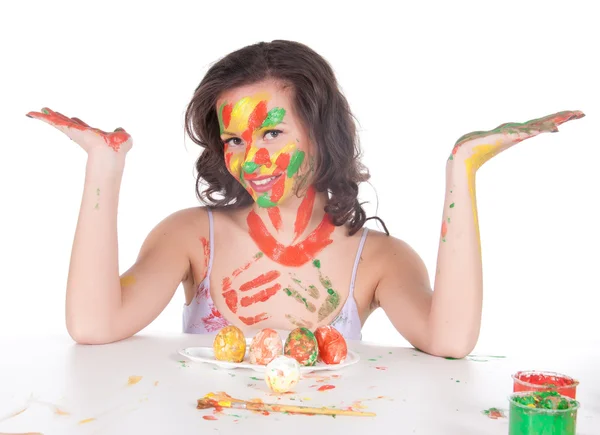 Gelukkig jonge vrouw schilderij paaseieren — Stockfoto