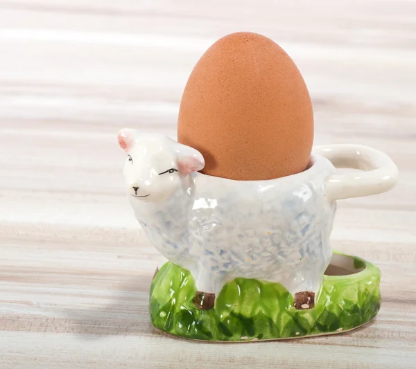 木制背景上的蛋和羊肉 eggcup — 图库照片