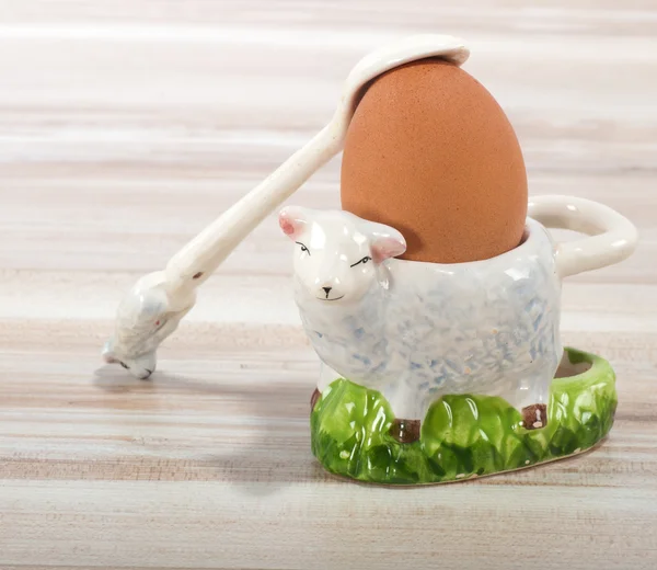Uovo e uovo di agnello su uno sfondo di legno — Foto Stock
