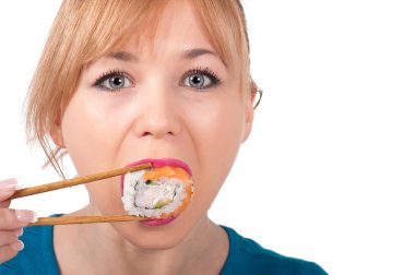mooie jonge vrouw sushi eten met stokjes