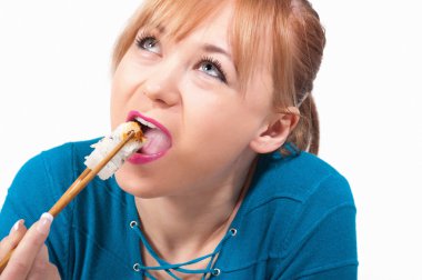 mooie jonge vrouw sushi eten met stokjes