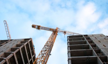 yüksek katlı bina yapım aşamasındadır. Vinç mavi gökyüzü ile site