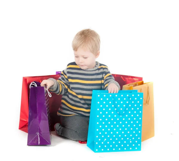Atractivo chico con bolsas de compras — Foto de Stock