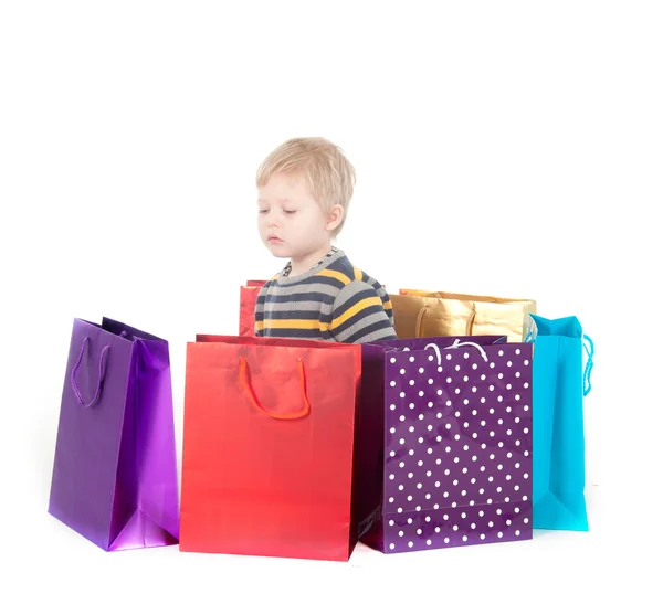 Aantrekkelijke jongen met shopping tassen — Stockfoto
