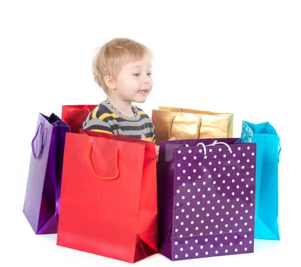 Menino atraente com sacos de compras — Fotografia de Stock
