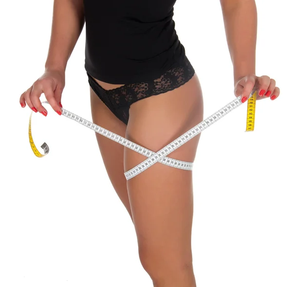Mujer que mide la forma perfecta de hermoso muslo saludable . —  Fotos de Stock