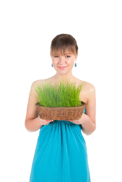 Mooie vrouw met Pasen mand met groen gras — Stockfoto