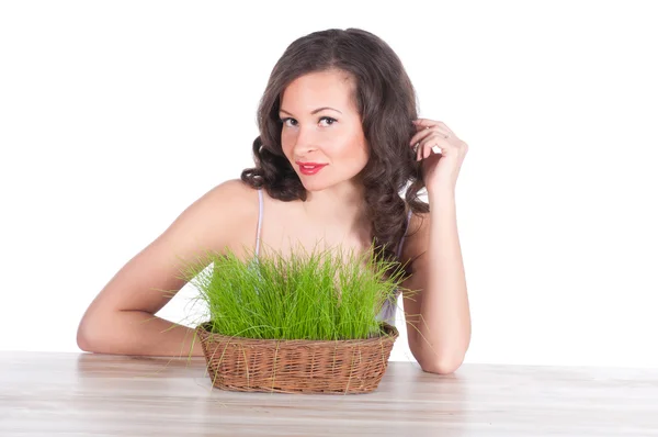 Piękna kobieta z wielkanocnym koszyku z zielonej trawie — Zdjęcie stockowe