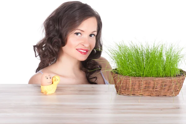 Bela mulher com cesta de Páscoa com grama verde, frango e ovo sorridente — Fotografia de Stock
