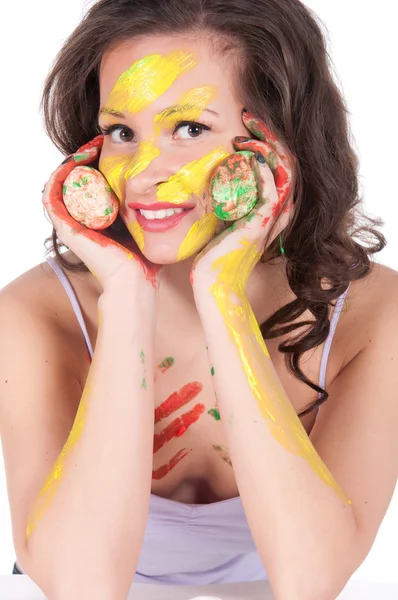 Joyeux jeune femme peinture oeufs de Pâques — Photo