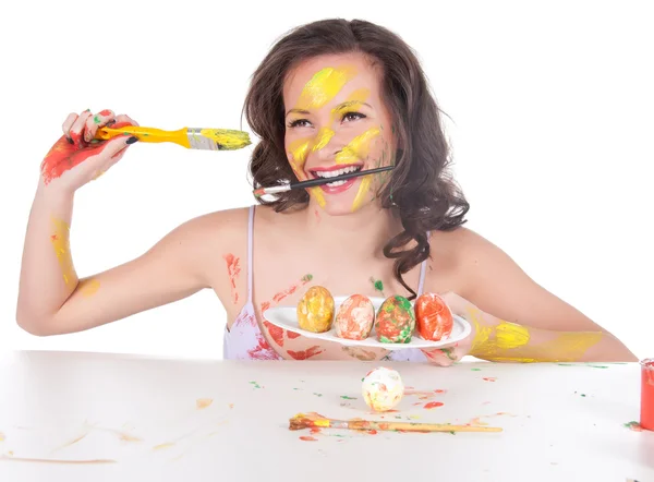 Jovem feliz pintando ovos de Páscoa — Fotografia de Stock