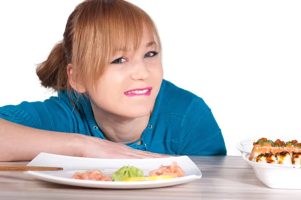 Mooie vrouw te wachten een sushi met stokjes — Stockfoto