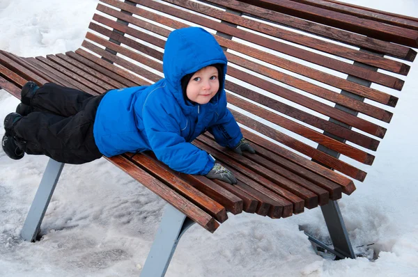 Anak di bangku cadangan di waktu musim dingin — Stok Foto