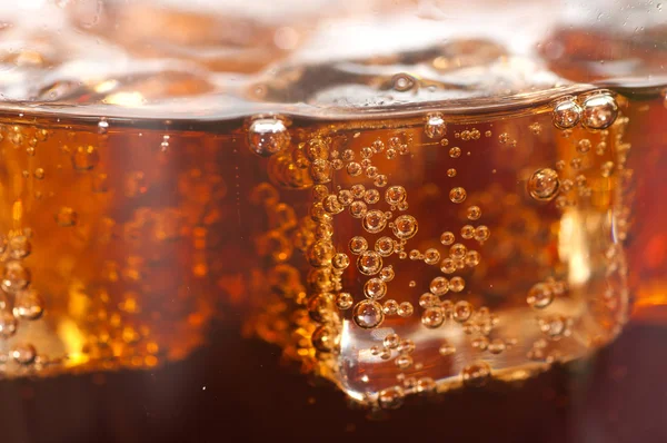 Cola buz küpleri ile yakın çekim