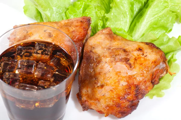 Grillezett csirke alsócomb, zöldséges cola — Stock Fotó