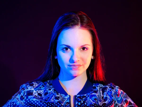 Vrouw staand in blauw en rood licht — Stockfoto